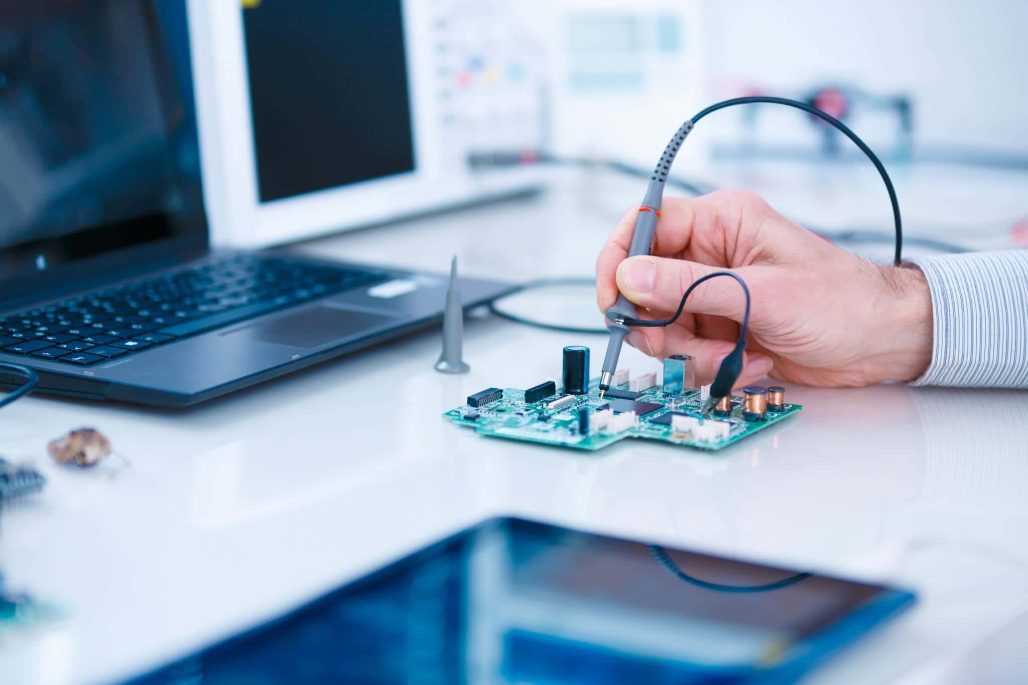 Using the microscope electronics laboratory